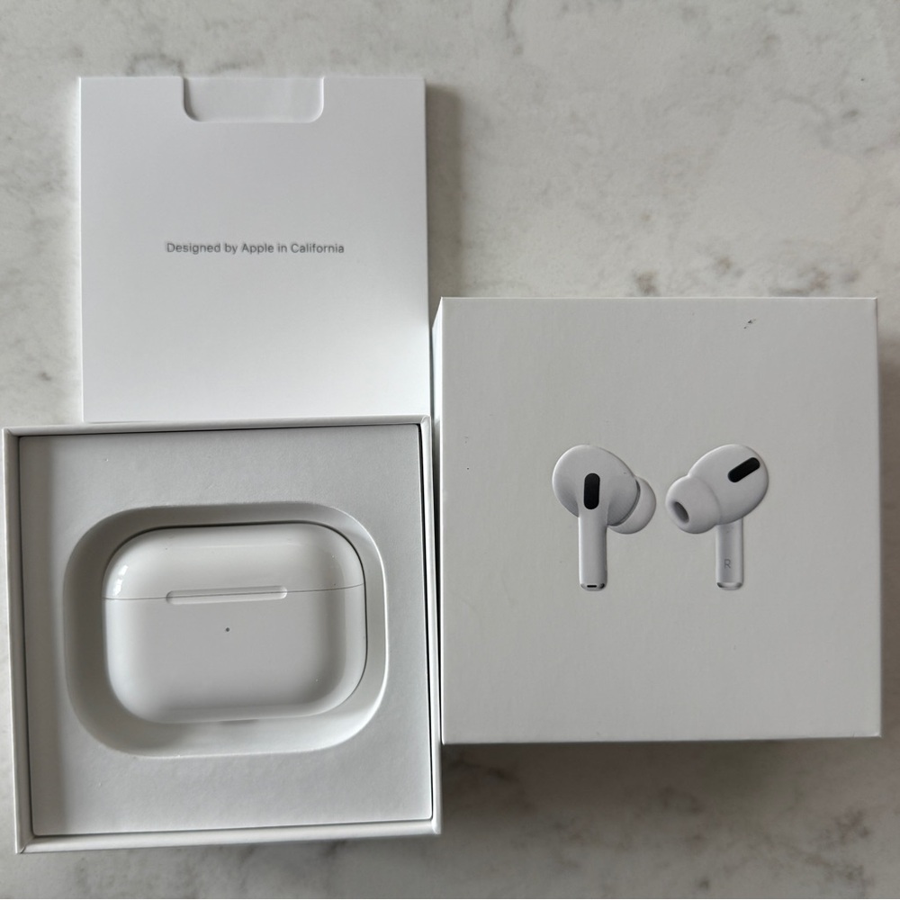 Apple AirPods Pro with MagSafe Charging Case